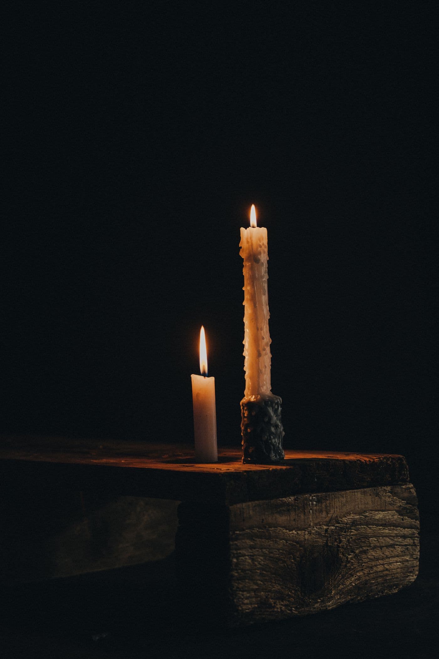 Candlelight in the dark — a royal evening wedding website mood